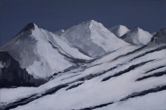 Vals Schneebedeckte Berge mit schroffen Gipfeln und einem klaren, dunklen Himmel.